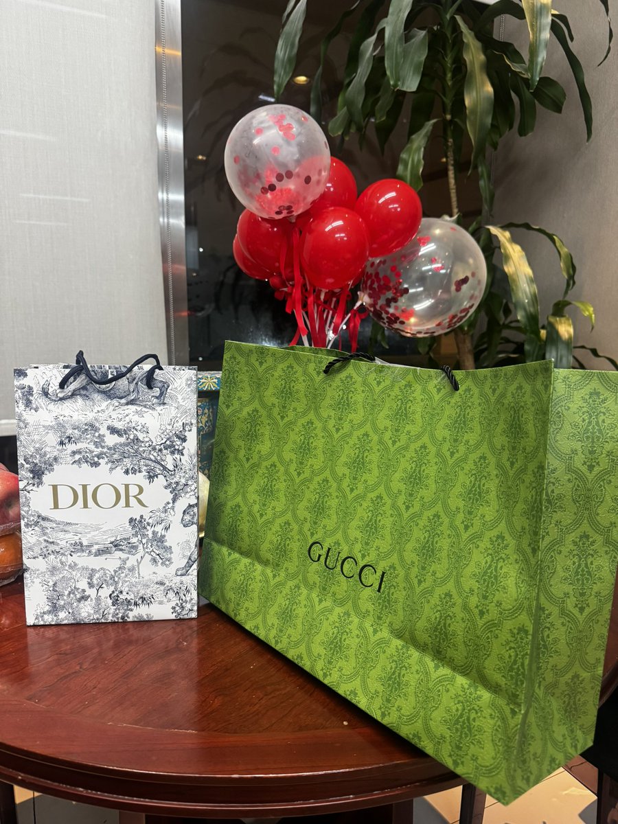 SuperdooperMD21's tweet photo. Thank you . . .
#NewBags
#Gifts
#Birthday
#52YearsOfEleganceAndFashion https://t.co/ASCWJ2zXa5