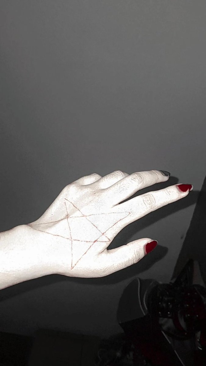Jazo73941516's tweet photo. I just want to have a pentagram on my hand again, but this time I want it to be deeper. π«©π
#shtwt #sh #selharm https://t.co/WQtBVSymkW