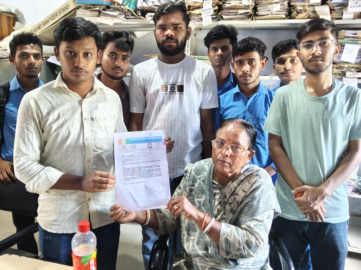 NSUIJharkhand's tweet photo. बी.एस.के. महाविद्यालय, बरहरवा में NSUI अध्यक्ष सोयेब अख्तर के नेतृत्व में प्रभारी प्राचार्य के माध्यम से SKMU के DSW को ज्ञापन सौंपा गया। सत्र 2026-30 में हटाए गए स्नातक विषयों को पुनः जोड़ने की मांग की गई है। https://t.co/lxcl3EFcNc