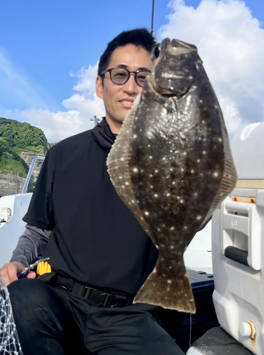 Atuy_fishing's tweet photo. 7/3釣果：ヒラメ5枚（マゾイも！）

凪の中ボトムワインドで出港！
レクチャー後スタートするも渋い💦昨日居た浅場から魚が抜けた印象😓それでも9時半の時合いを逃さずパタパタとキャッチ！
ボトムワインドヒラメシーズンは終了間近⁉️
ぜひお早めにご連絡を🖐️

📅空き確認👇
https://t.co/gGSfAZ1NNQ https://t.co/H0UG85GGZM