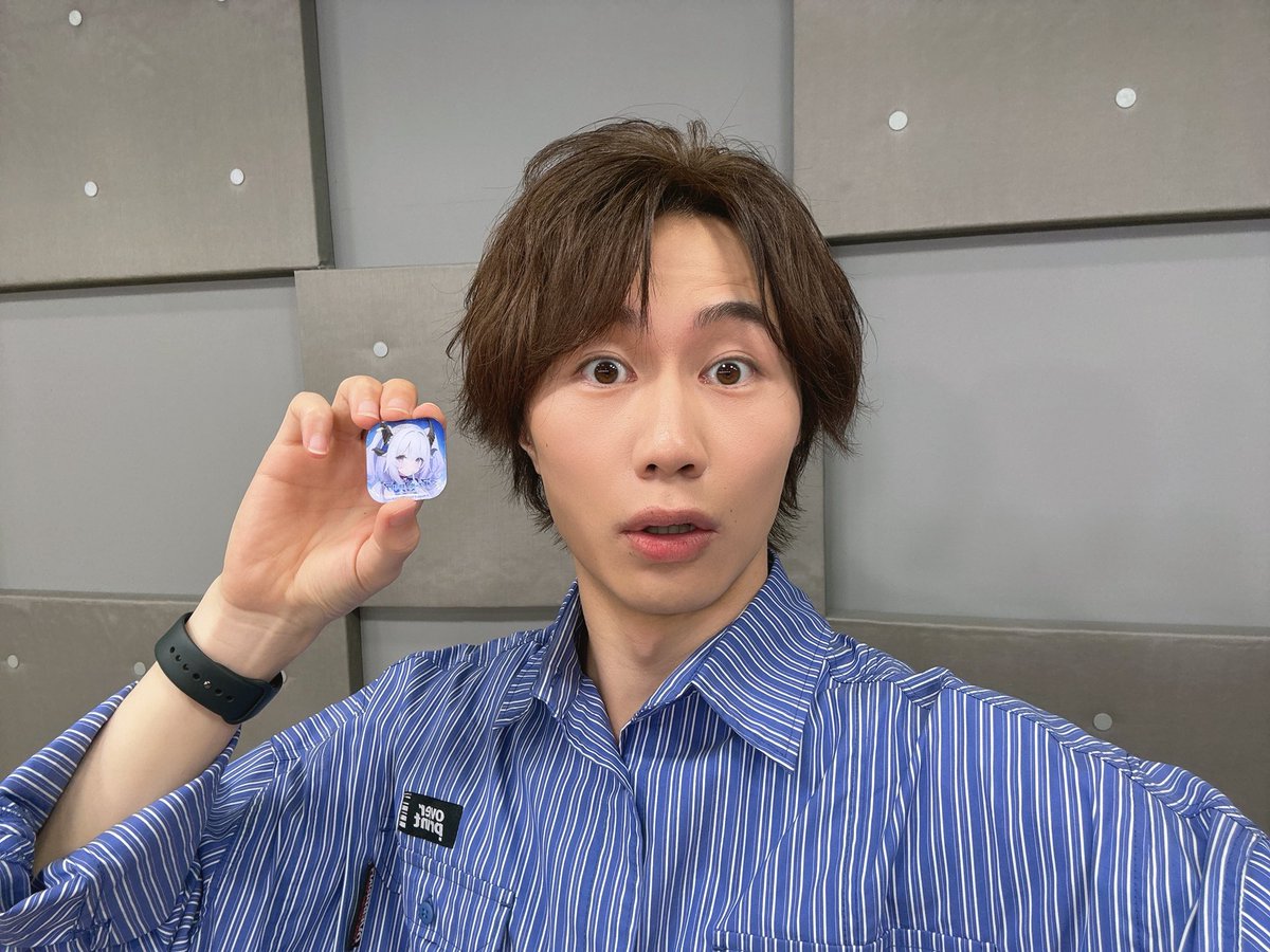 Ayato_Morinaga's tweet photo. 『レッツプレイ「アズールプロミリア」！DAY1』ご視聴いただきありがとうございました！！✨
明日も引き続きアズプロの魅力をお伝えしていきますよ！🙌✨
よろしくお願いいたします！🙇‍♂️
事前登録してコミケ行ったらもらえるピンバッチとと共に📸
＃アズールプロミリア
＃レッツプレイアズプロDAY1 https://t.co/PVtEtQV7hu