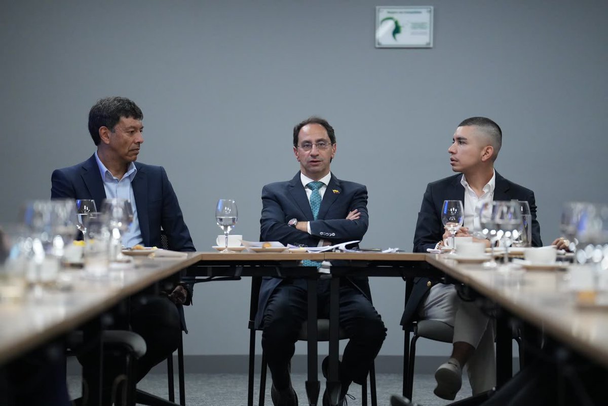 AbelardoPTE's tweet photo. Lo prometido es deuda y el Presidente Abelardo De La Espriella está cumpliendo: les prometió un Vicepresidente que no fuera un cálculo político sino alguien que llegara a trabajar incansablemente por Colombia desde el día 1.

De aplaudir, Colombia nunca tuvo un Vicepresidente de este nivel. 👏🏻