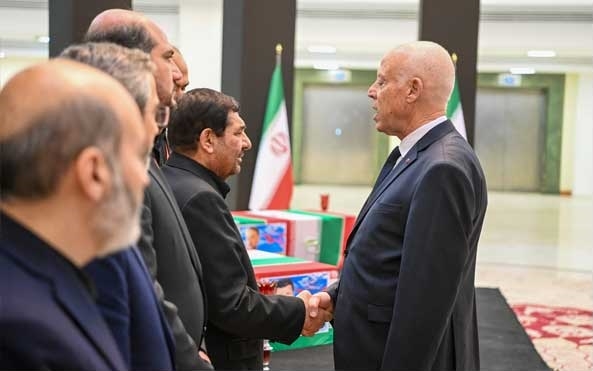 khaled_fr's tweet photo. En Tunisie, le duel politique entre Kaїs Saїed et le parti islamiste ″Ennahdha″ peut se résumer comme suit : islamisme contre islamisme, islamo-gauchisme contre islamo-gauchisme ! Il ne s’y agit donc pas d’un affrontement entre l’État laïque et de droit et l’islamisme comme tel ! Il ne faut pas s’y méprendre ! Rien n’est plus sot, à mon sens, que d’implanter le chiisme politique de type iranien et de le faire jouer contre le frérisme de type turc en sorte qu’il lui fasse contre-poids ! Ce stratagème signifie l’ouverture de la boîte de Pandore ! Le chiisme politique iranien est, sans la moindre exagération, une boîte de Pandore ! La Tunisie était stable, paisible, prospère et, sur tous les plans, pionnière. Je suis triste qu’elle se trouve, à présent et depuis 2011, entre Charybde et Scylla !