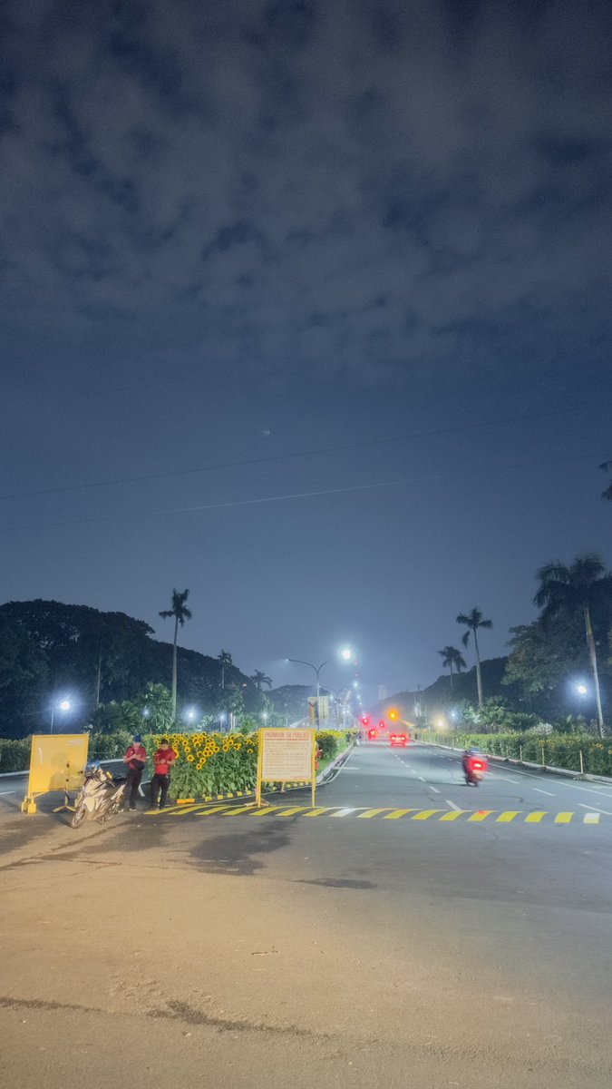 dem_1294's tweet photo. night at Diliman https://t.co/SQ9W8gaRtf