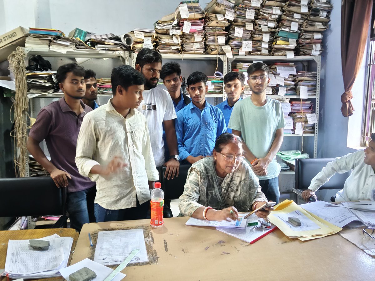 NSUIJharkhand's tweet photo. बी.एस.के. महाविद्यालय, बरहरवा में NSUI अध्यक्ष सोयेब अख्तर के नेतृत्व में प्रभारी प्राचार्य के माध्यम से SKMU के DSW को ज्ञापन सौंपा गया। सत्र 2026-30 में हटाए गए स्नातक विषयों को पुनः जोड़ने की मांग की गई है। https://t.co/lxcl3EFcNc