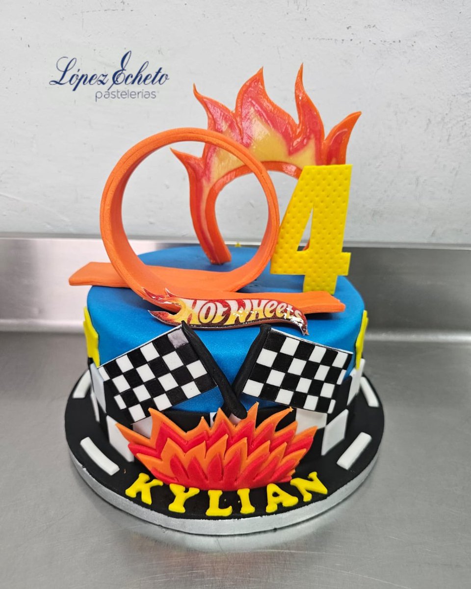 LopezEcheto's tweet photo. No hay nada más original que regalarle a tu peque por su cumpleaños una tarta de sus juguetes favoritos, ¡como esta divertida tarta de Hot Wheels!

➡️ Encarga tu tarta personalizada a través del teléfono 📲 922 250 629 o el email 📩 encargos@lopezecheto.com https://t.co/fipCDj91g9