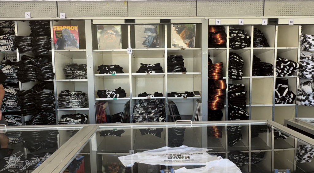 Matholys's tweet photo. MERCH OFFICIEL : The Weeknd (Lille, Paris, Nice) 🏟️

Si vous prévoyez d’acheter le merch pour les dates françaises, voici ce qui sera disponible. Préparez bien votre budget et surtout, essayez de venir tôt pour éviter les files d’attente en plein soleil ! ﾒ૦

Bon concert à tous ! Vous comptez acheter quoi ?