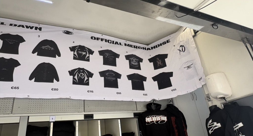 Matholys's tweet photo. MERCH OFFICIEL : The Weeknd (Lille, Paris, Nice) 🏟️

Si vous prévoyez d’acheter le merch pour les dates françaises, voici ce qui sera disponible. Préparez bien votre budget et surtout, essayez de venir tôt pour éviter les files d’attente en plein soleil ! ﾒ૦

Bon concert à tous ! Vous comptez acheter quoi ?