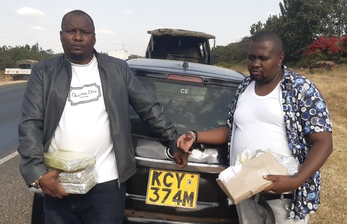 DCI_Kenya's tweet photo. 𝗗𝗨𝗢 𝗡𝗔𝗕𝗕𝗘𝗗 𝗪𝗜𝗧𝗛 𝗦𝗛𝟲 𝗠𝗜𝗟𝗟𝗜𝗢𝗡 𝗜𝗡 𝗖𝗢𝗨𝗡𝗧𝗘𝗥𝗙𝗘𝗜𝗧 𝗡𝗢𝗧𝗘𝗦 𝗔𝗟𝗢𝗡𝗚 𝗧𝗛𝗜𝗞𝗔-𝗚𝗔𝗥𝗜𝗦𝗦𝗔 𝗛𝗜𝗚𝗛𝗪𝗔𝗬

What appeared to be an ordinary journey along the Thika-Garissa Highway ended abruptly after a multi-agency security team manning a roadblock at Kanyonyoo intercepted two suspects transporting counterfeit currency with a face value of Ksh6 million.

The suspects, John Safari Mbiti and Erick Njuguna Wambui, were travelling in a black Toyota Vitz, registration number KCY 374M, en route from Thika towards Kithimani when officers flagged down the vehicle for inspection.

A meticulous search of the car uncovered a white carrier bag containing four tightly wrapped bundles concealed beneath layers of khaki paper, aluminium foil and clear tape. But beneath the elaborate packaging lay something far more suspicious.

Upon unwrapping the bundles, officers recovered counterfeit Ksh1,000 notes neatly packed into four bundles, with a combined face value of Ksh6 million.

Preliminary investigations indicate that the suspects were transporting the counterfeit currency to Wamunyu, Kitui County, where it was to be handed over to an accomplice for further processing to make it resemble genuine currency before being circulated.

Their shortcut to easy riches, however, turned into a detour straight to Kanyonyoo Police Station, where they were booked alongside the recovered counterfeit currency. The suspects are currently undergoing processing pending arraignment.

Counterfeit currency poses a serious threat to the economy by undermining public confidence in financial transactions and exposing unsuspecting members of the public to significant losses. The DCI remains steadfast in dismantling criminal networks involved in currency counterfeiting and other forms of economic crime.

#FichuaKwaDCI. Call 0800 722 203 (Toll-free) or WhatsApp at 0709 570 000 to report anonymously. Usiogope!