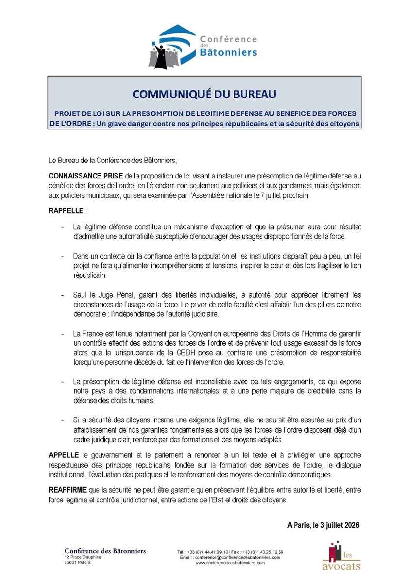 Conf_Batonniers's tweet photo. Une proposition de loi visant à instaurer une présomption de légitime  défense au bénéfice des forces de l’ordre sera examinée par l’Assemblée  nationale le 7 juillet prochain.
 
Le dispositif prévoit d’étendre ce dispositif aux policiers, gendarmes ainsi qu’aux policiers municipaux.
 
Ce texte s’inscrit dans un contexte de recul progressif de la confiance  entre la population et les institutions. Il s'agit d’une réforme  extrêmement dangereuse de nature à accentuer grandement les risques  d’incidents et d’accidents gravissimes.
 
Le Bureau de la Conférence des Bâtonniers exprime une opposition ferme à  ce dispositif et rappelle que la légitime défense ne peut être présumée  sans fragiliser les garanties fondamentales de l’État de droit et le  rôle du juge.
 
👇Lire le communiqué👇