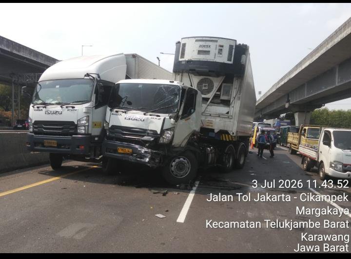 txtdrkrw's tweet photo. 🚨 𝗞𝗘𝗖𝗘𝗟𝗔𝗞𝗔𝗔𝗡 𝗗𝗜 𝗧𝗢𝗟 𝗝𝗔𝗞𝗔𝗥𝗧𝗔-𝗖𝗜𝗞𝗔𝗠𝗣𝗘𝗞 𝗞𝗠 𝟰𝟲: 𝗗𝗨𝗔 𝗧𝗥𝗨𝗞 𝗕𝗘𝗥𝗧𝗔𝗕𝗥𝗔𝗞𝗔𝗡 𝗦𝗘𝗕𝗔𝗕𝗞𝗔𝗡 𝗞𝗘𝗠𝗔𝗖𝗘𝗧𝗔𝗡 𝗣𝗔𝗥𝗔𝗛

Kecelakaan lalu lintas terjadi di Tol Jakarta-Cikampek KM 46 arah Jakarta pada Jumat (3/7/2026). Dua kendaraan jenis wing box terlibat tabrakan hebat hingga menyebabkan arus lalu lintas sempat tersendat.  

Petugas sedang menangani lokasi kejadian. Penyebab kecelakaan dan identitas pengemudi masih diselidiki.  

Warga yang melintas diminta berhati-hati dan mengurangi kecepatan.  

#KecelakaanTolCikampek #TolJakartaCikampek