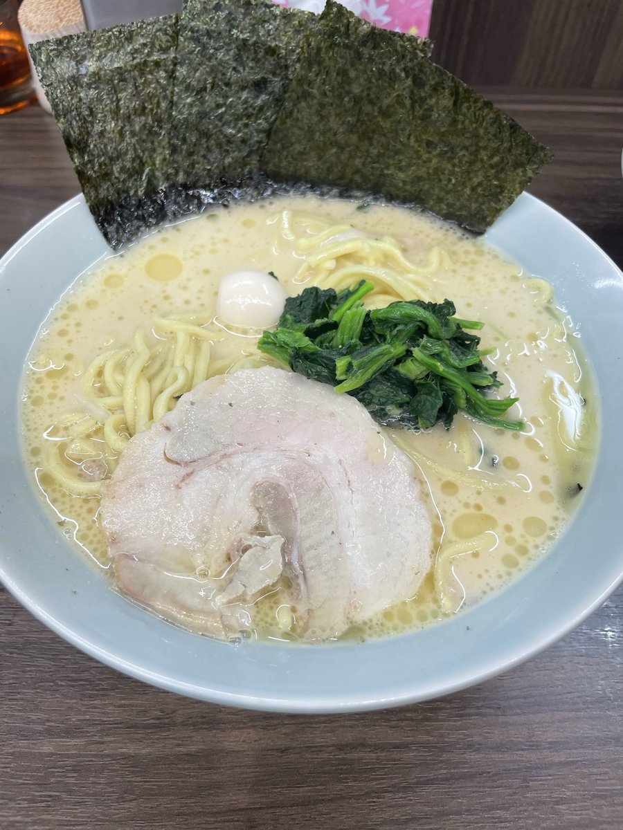 sin_uralife40's tweet photo. お疲れさまです🍀

今週も何とか乗り切りました💦

今夜はお気に入りの曲を流しながら、少し遠回りの夜ドライブ🚗🎵

締めは、いつものラーメン🍜✨

派手ではないけれど、こういう何気ない金曜日の夜にホッとします🌙

皆さんの「金曜日のご褒美」は何ですか？ https://t.co/kFBZNOqFjo