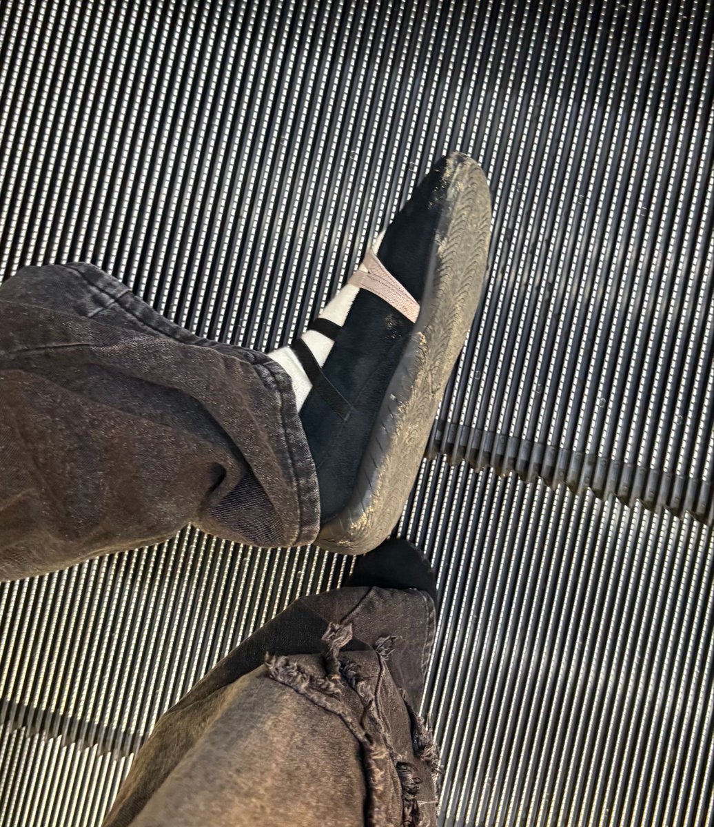 paykimchi's tweet photo. OH NO my pretty shoes are ruined because of the rain, open wide and clean them up losers😠 https://t.co/WXmkT6CmuD