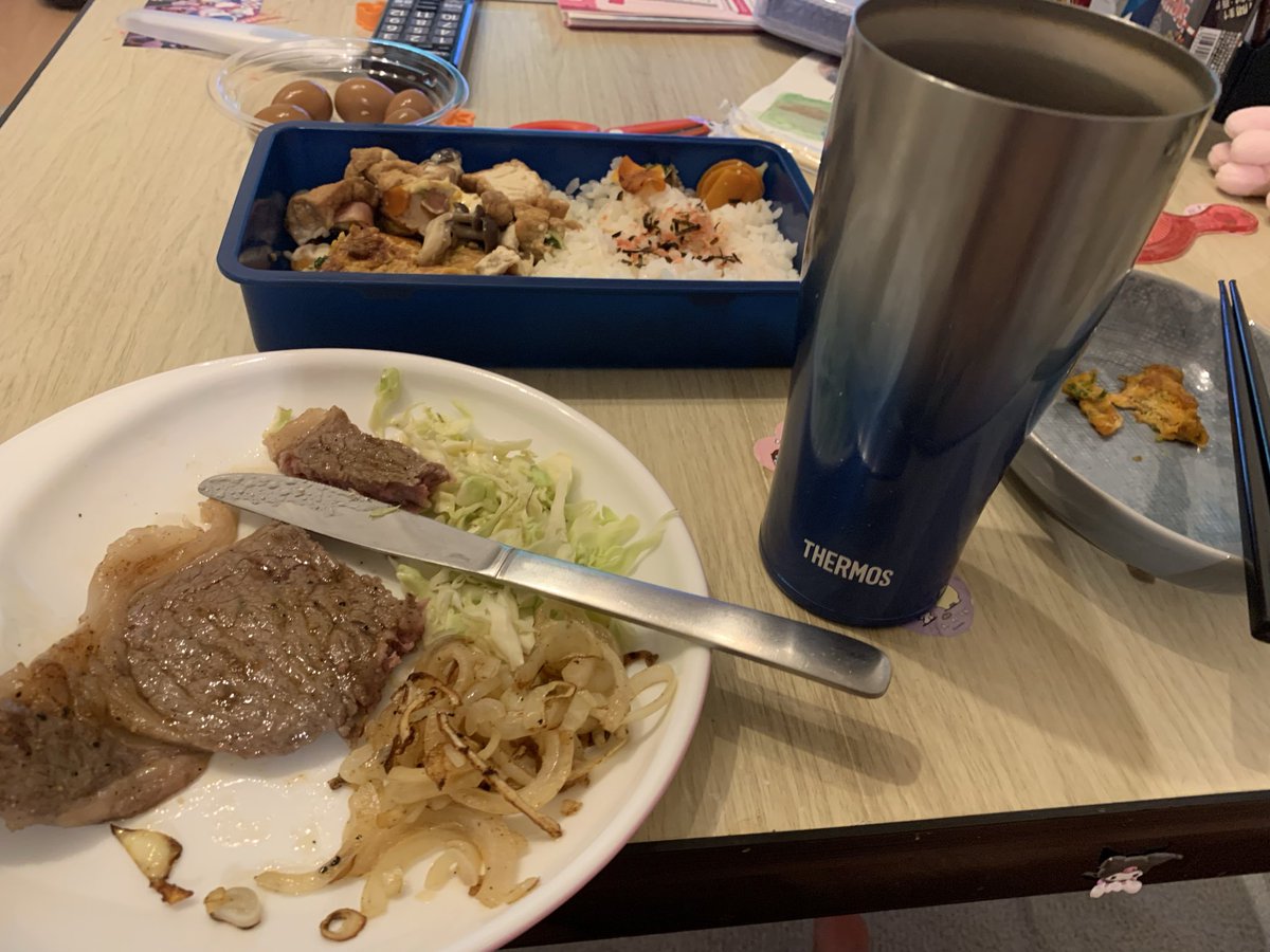 tigers14031's tweet photo. ステーキに嫁の弁当あんの忘れててセブンでカップ麺おにぎり食うてもたので今食べます😅 https://t.co/OA0Fy94zxs