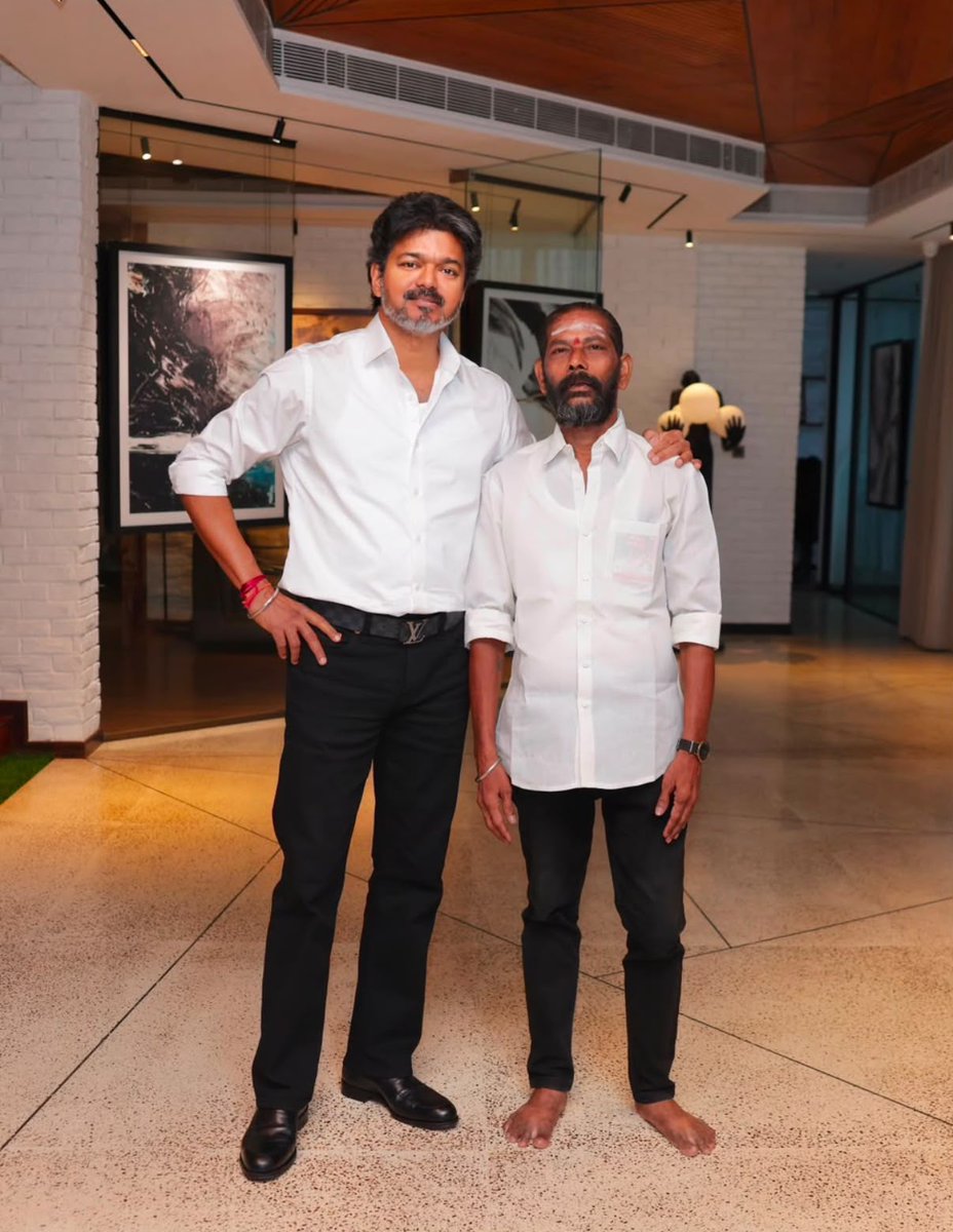ActorVijayUniv's tweet photo. ThalapathyVijay with his Personal Costume Designer Ravi ♥️ https://t.co/Sfltj0eCo1