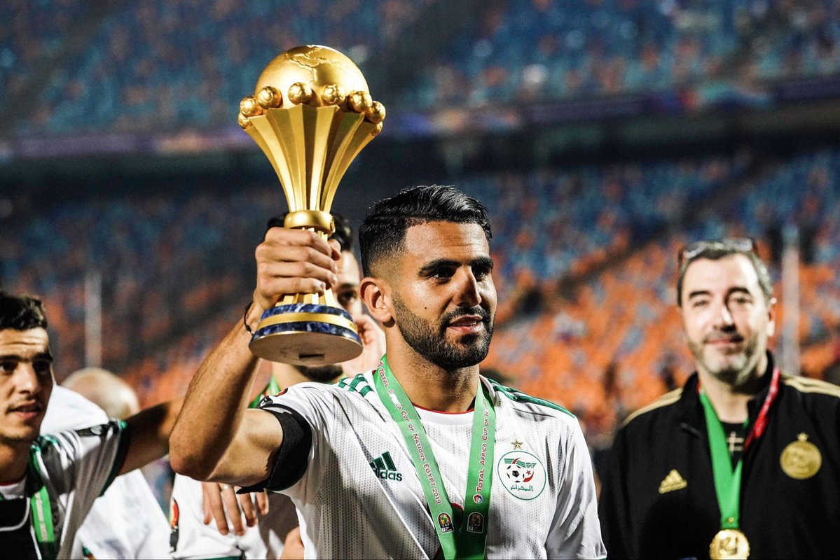 Salim93DZ's tweet photo. Mahrez en EN (2014/2026)

120 Matchs (2ème)
40 Buts (2ème)
38 Assists (1er)

- 9 buts à la CAN (records) 
- 2 buts à la CDM (co-records) 

- 1 CAN 🥇

Légende ✅🇩🇿 https://t.co/MO06wQM551