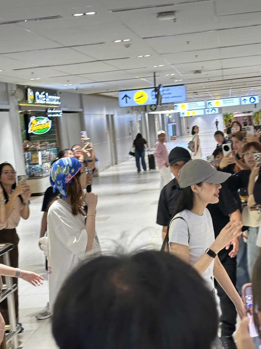 Txla133190's tweet photo. เมื่อยายยายไปรอรับพี่สาวกลับจากดูไบแล้วเจอหลิงออม  แต้มบุญชั้นอยู่ไหนนนนนน 😭😭😭

#หลิงออม https://t.co/9vv5dtqy8l