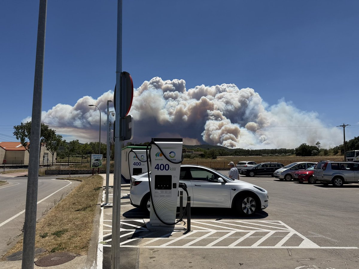 electricfelix's tweet photo. Not exactly the charging photo I had in mind when encountering brand new 400kW chargers next to La Bisbal 🇪🇸
#alwaysbecharging #forestfire
Welcome to 2026?! 🚨🚨🚨 https://t.co/vvggdIF8Mf