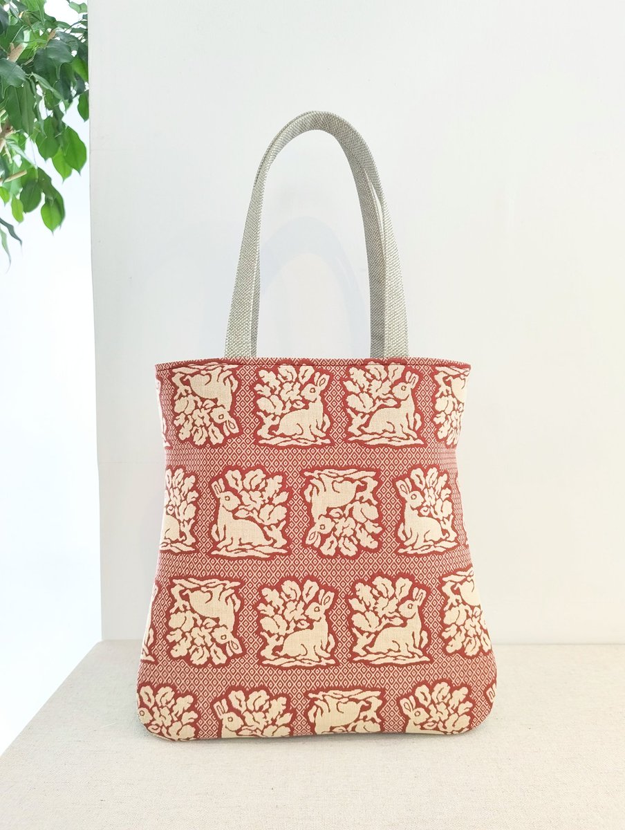crafts_HAYASHI's tweet photo. 人気の西陣綿風織を使ったバッグ、いろいろと作っていただきました。
合わせる生地はさらりとしたリネン。暑い夏にもさっぱりとお持ちいただけます。
#クラフト #手作り #作家もの #京都 #handicrafts https://t.co/3g1sbRdX3L