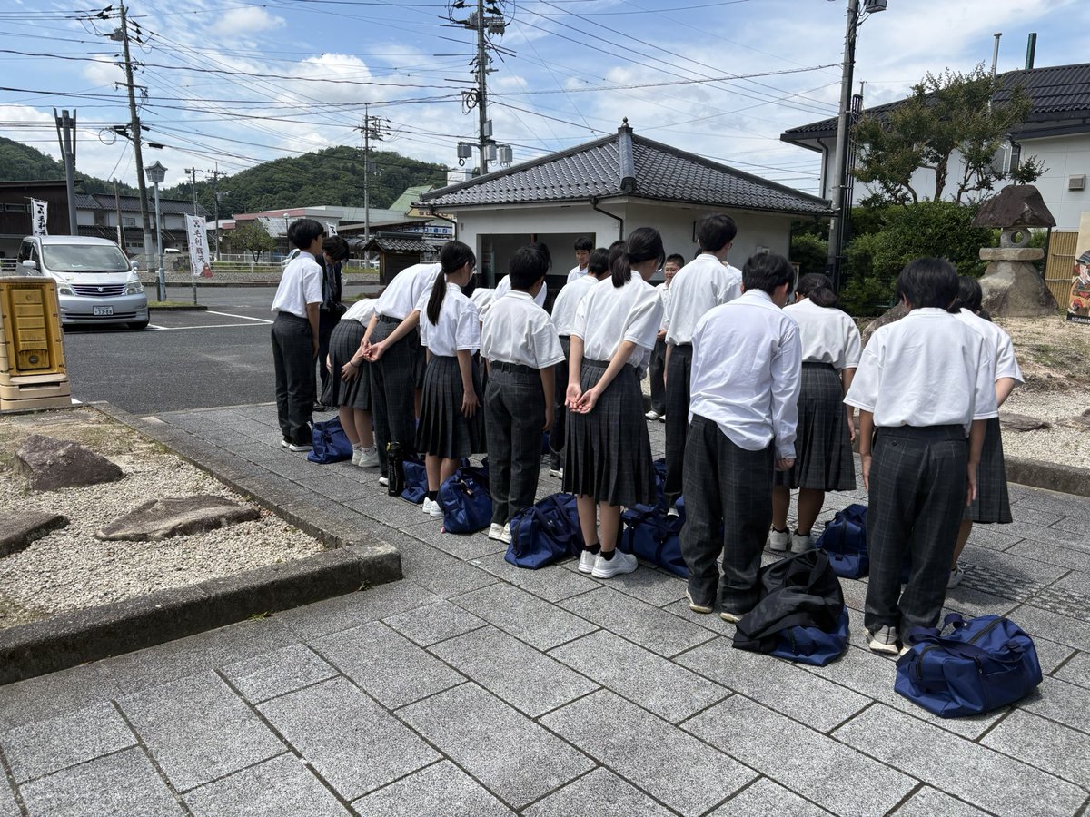 akitakatahaku's tweet photo. 今日は午前中市内の高宮中、美土里中1年生の合同見学があり、館内をたっぷりご案内しました！
皆さん礼儀正しく、難しい説明をきちんと聞いてくれました。
数人の生徒は帰って給食食べなくていいから郡山城登りたい！と先生を困らせていました😄

#安芸高田市
#郡山城 https://t.co/TYbSg7qHKz