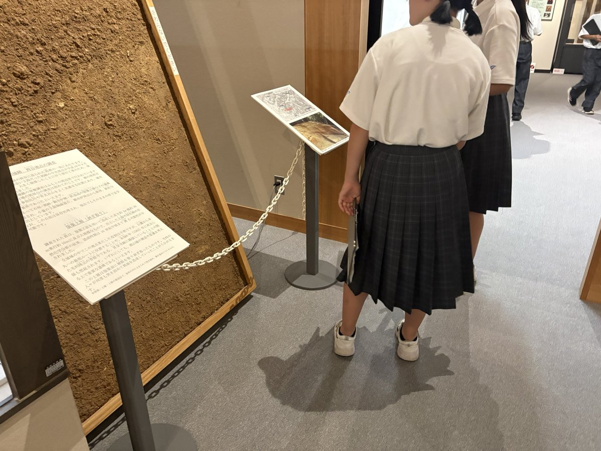 akitakatahaku's tweet photo. 今日は午前中市内の高宮中、美土里中1年生の合同見学があり、館内をたっぷりご案内しました！
皆さん礼儀正しく、難しい説明をきちんと聞いてくれました。
数人の生徒は帰って給食食べなくていいから郡山城登りたい！と先生を困らせていました😄

#安芸高田市
#郡山城 https://t.co/TYbSg7qHKz