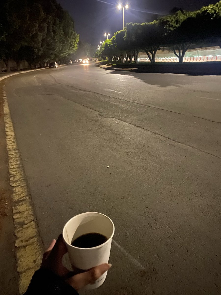 Jdisaster0's tweet photo. كنت امشي مع البنات بذا الطريق الساعه ٢ بالليل 
وبالغلط حكينا بعض عن اول حب بحياتنا 
المهم اليوم صحيت بموت ندم على سوالفنا امسس https://t.co/5s4T7vlgei