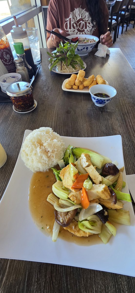 fluentflier's tweet photo. Guys, my friends just set me up on a date damn it. 
 
Can someone else please sub in for me? I'll pay you in equity.

I have a feature to ship by tomorrow that will for sure, 100% make the company a unicorn. https://t.co/fZXdtw1nSk