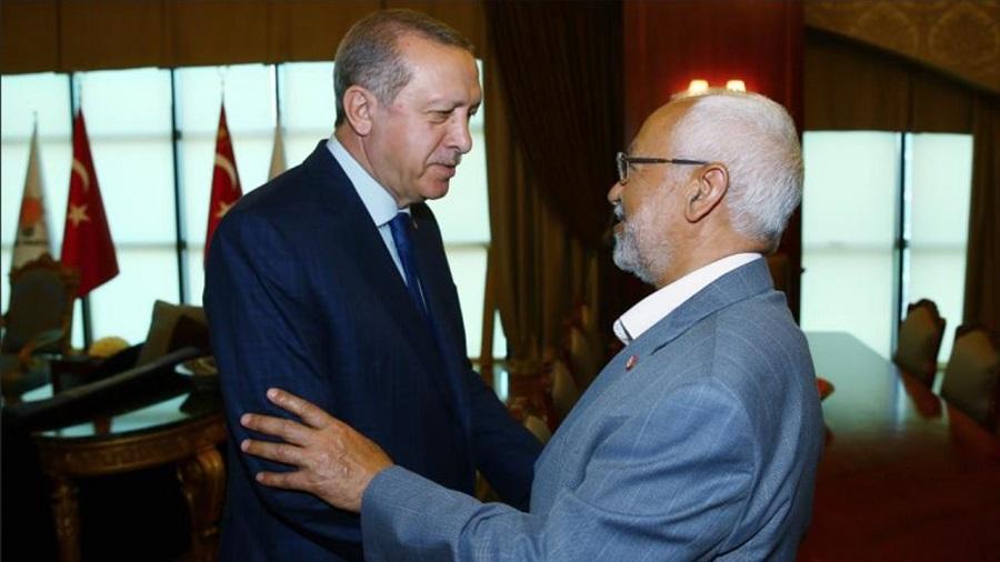 khaled_fr's tweet photo. En Tunisie, le duel politique entre Kaїs Saїed et le parti islamiste ″Ennahdha″ peut se résumer comme suit : islamisme contre islamisme, islamo-gauchisme contre islamo-gauchisme ! Il ne s’y agit donc pas d’un affrontement entre l’État laïque et de droit et l’islamisme comme tel ! Il ne faut pas s’y méprendre ! Rien n’est plus sot, à mon sens, que d’implanter le chiisme politique de type iranien et de le faire jouer contre le frérisme de type turc en sorte qu’il lui fasse contre-poids ! Ce stratagème signifie l’ouverture de la boîte de Pandore ! Le chiisme politique iranien est, sans la moindre exagération, une boîte de Pandore ! La Tunisie était stable, paisible, prospère et, sur tous les plans, pionnière. Je suis triste qu’elle se trouve, à présent et depuis 2011, entre Charybde et Scylla !