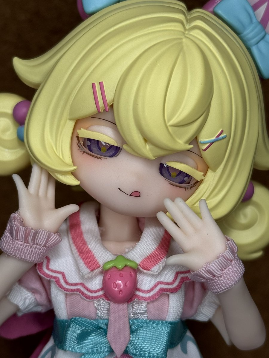 chick_hops's tweet photo. 今日のブラインドドール
Mirai Dolle 星愿少女 BJD 甜甜さん
苺のケーキかパフェの様な衣装がとても可愛いです。
まぶたの可動するギミックがあるので豊かな表情付けができるのが特徴。
まぶたの動かない瞳の雰囲気が違う顔パーツや胸のサイズが違うパーツも付いていて好みで付け替えられるのが素敵✨ https://t.co/iWY8631kC1