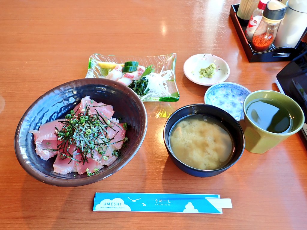 junk0321's tweet photo. ビーチでたっぷり泳いだので夕飯。

まぐろ丼＋タマンの刺身。(ﾟдﾟ)ｳﾏｰ
タマン初めて食べたけど歯ごたえあって美味いな。

もうちょいイケそうだったのでフーチャンプルーも注文。味の染み込んだお麩がウメェ。

デザートはブルーシールのアイス。
食った食った。

今日は渡嘉敷村内某所で一泊。 https://t.co/OKQxRvAo1N