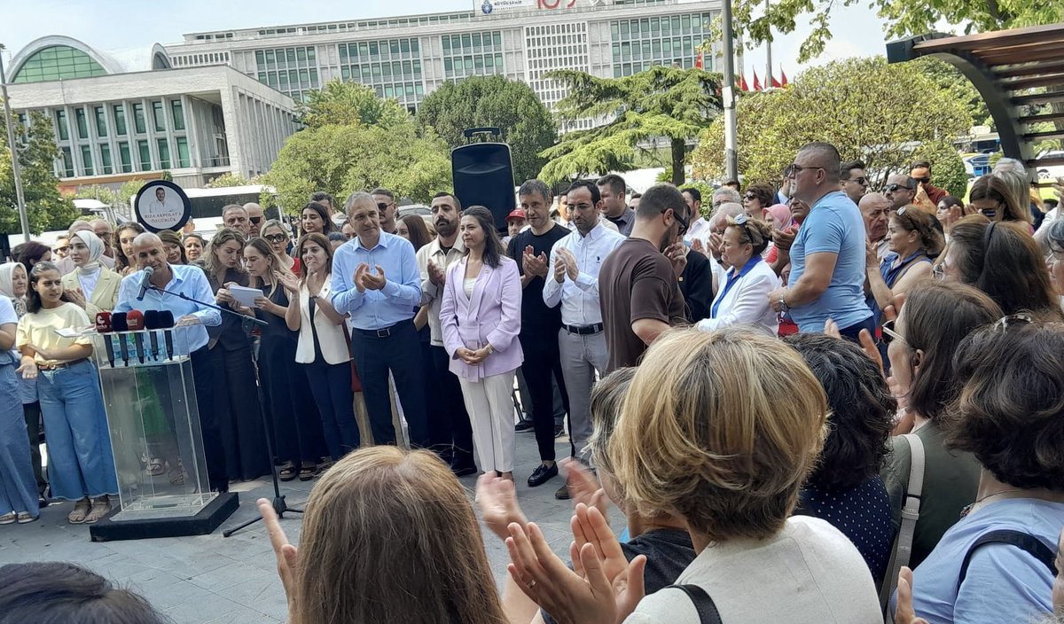 chpbesiktasilce's tweet photo. Haksızca tutsak edilen yol arkadaşlarımızın özgürlüğü için Saraçhane’de düzenlenen Aile Dayanışma Ağı buluşmasında bir araya geldik.

İlçe Başkanımız Mehmet Arslan, Kadın Kolu Başkanımız Sibel Oktaykan, yönetimleri ve örgütümüzle birlikte alandaydık. https://t.co/FiYTuJkySA