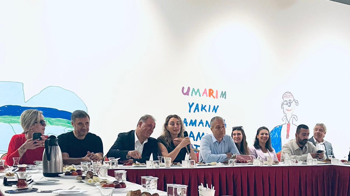 chpbesiktasilce's tweet photo. Haksızca tutsak edilen yol arkadaşlarımızın özgürlüğü için Saraçhane’de düzenlenen Aile Dayanışma Ağı buluşmasında bir araya geldik.

İlçe Başkanımız Mehmet Arslan, Kadın Kolu Başkanımız Sibel Oktaykan, yönetimleri ve örgütümüzle birlikte alandaydık. https://t.co/FiYTuJkySA