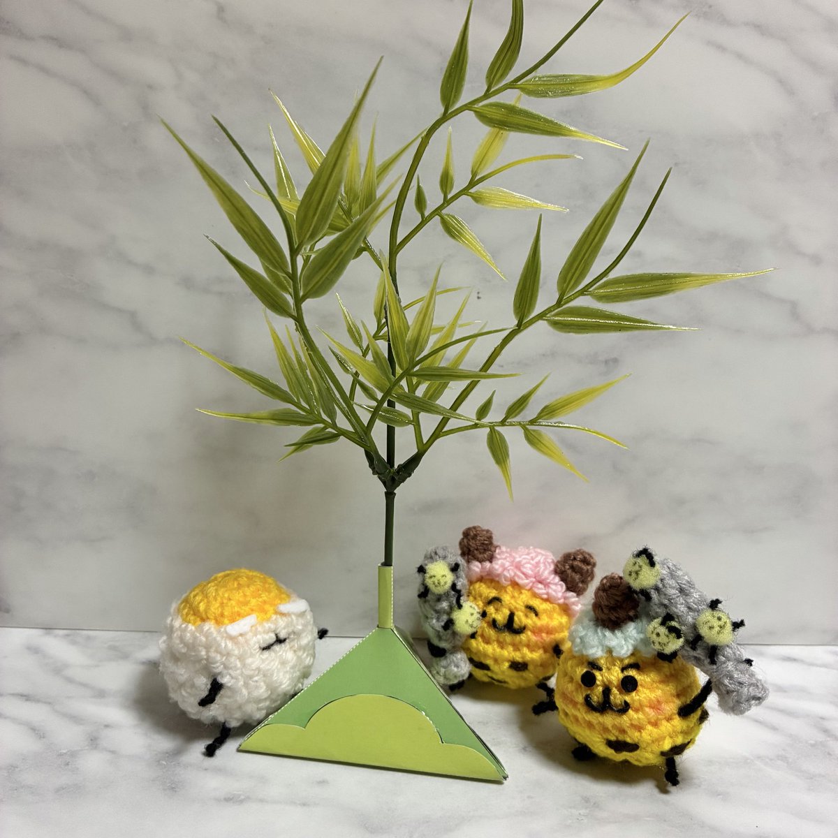 nya_pon_com's tweet photo. もうすぐ七夕なので、ミニ笹をえもじの子たちに用意しました☺️

短冊にどんなお願いを書くつもりなのか、気になっちゃいます🎋

季節が違う子たちも、こっそり笹を見にやってくるかも😊♪

七夕が晴れると良いな☀️

#えもじの子 https://t.co/0eUWXwS1aq