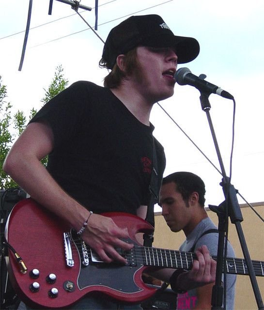 M0onlightstar21's tweet photo. The veins on his hand ughh oh I wish I was the mic if he actually licks it https://t.co/x97XK4Ofn7