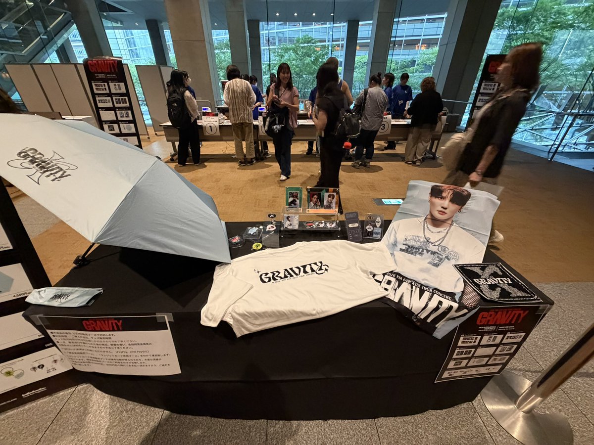 oklemon's tweet photo. 会場で列をつくっていて、ジュンスのパネルかと思ったら、生ジュンスパバとママだった🤣フォトスポットがなかったよね。
グッズ順番が近づいた時にはミラーとフォトカードしか残ってなかった…weversで予約販売してくれたらよかったのに。 https://t.co/VflsHABYoa