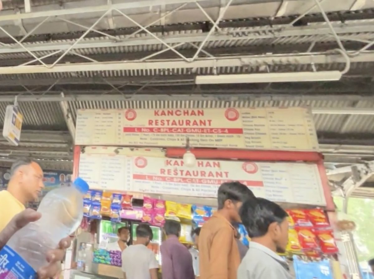 peterclip7511's tweet photo. Itarsi junc
Pf-1 
Khule aam railneer 20rs ka
Becha jarha hai kripa ispe
Dhyan de

@IRCTCofficial  @RailMadad https://t.co/gzcltpFBG4