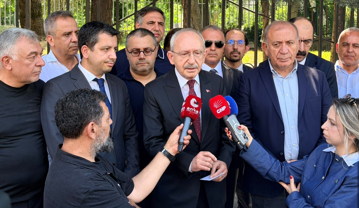 t24comtr's tweet photo. Kılıçdaroğlu, Deniz Göktaş'a destek için adliyede: Deniz Bey'le görüştüm, morali yerinde; zor durumu atalatacağına inanıyorum
https://t.co/kTdxcOyY07 https://t.co/kJ5HKEcW2J