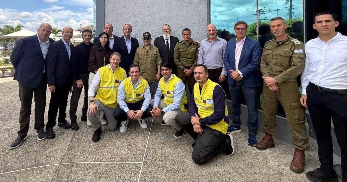 AnibalGarzon's tweet photo. Como cambia el mundo. Venezuela recibió en 2020 5 buques petroleros de Irán, pese a amenazas del imperio, como ayuda humanitaria contras sanciones de EEUU. Para Irán hoy el peligro para la paz es Israel, pero Venezuela recibe con todos los honores a Israel a ese enemigo de Irán https://t.co/kmENkabv0B
