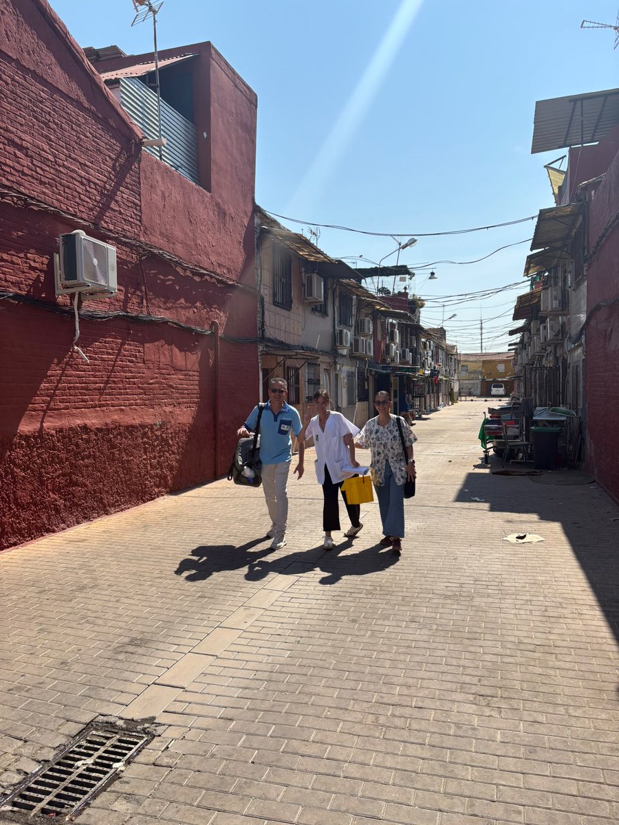 dsapsevilla's tweet photo. 💙 Las enfermeras de Atención Primaria de Sevilla acercan la vacunación infantil a los hogares en las Zonas Necesitadas de Transformación Social.

Un éxito de campaña que prioriza la salud de los más pequeños. 

¡Gracias a profesionales y familias por hacerlo posible! 🏡💉 https://t.co/j9kR0o2HBF