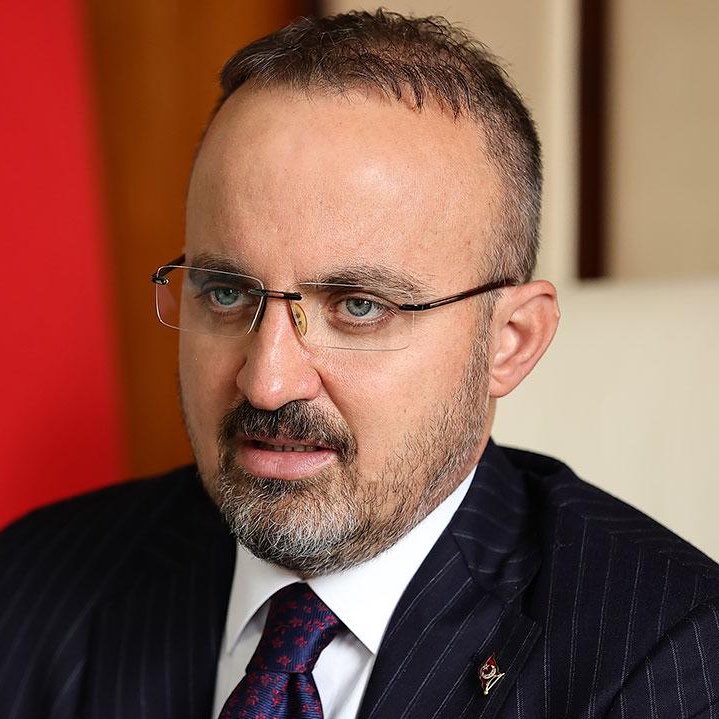 vukuathaberx's tweet photo. Emekli Tümgeneral Rafet Kılıç, İçişleri Bakan Yardımcısı Bülent Turan'ın, İYİ Parti'nin “Bayrak Açıyorum” mitingine yönelik tepkisine yanıt verdi:

“Bende kendisine soruyorum:
PKK'nın dört şehirde Türk bayrağı açmadan, PKK paçavraları ve terörist başının posterleriyle, Terörle Mücadele Kanunu'na göre suç teşkil eden eylemler gerçekleştirdiği DEM Parti adı altındaki mitinglerden rahatsız olmadın da, Tandoğan'ın Türk bayraklarıyla bezenmesinden mi rahatsız oldun?”