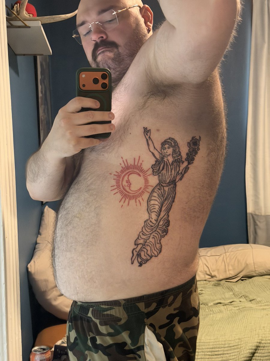 _caaaaarrl's tweet photo. Fat boy Friday ft new tattoo part 2 the re-up https://t.co/GFymmB92dH