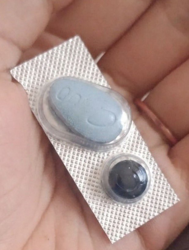 MotilolaEyimofe's tweet photo. I found this in my boyfriend's pocket... What medicine is he secretly taking? There are two different pills, one blue and one black. Does anyone know what they're for? I'm going crazy with suspicion. https://t.co/eEVdrYwzDi