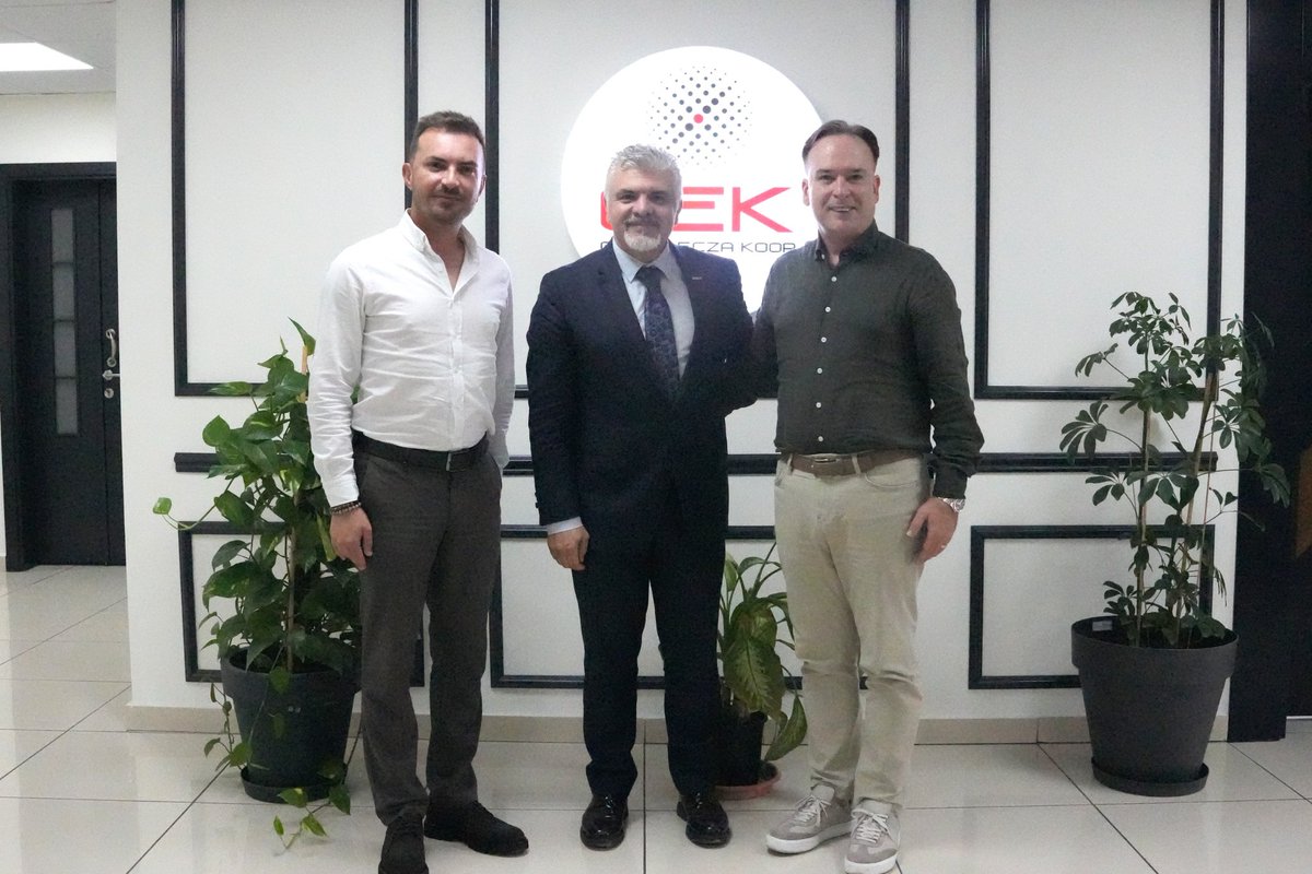 guneyeczakoop's tweet photo. Orzax Beşeri İlaç ve Dermokozmetik Genel Müdürü Berk Apak, Yönetim Kurulu Başkanımız Ecz. Tarkan Bir ve Genel Müdür Yardımcımız Uzm. Ecz. Serdar Akça ile kurumumuzda bir araya geldi.
Gerçekleşen nazik ziyarette sektörümüze ilişkin güncel gelişmeler, iş birliği olanakları ve ortak hedefler üzerine verimli değerlendirmelerde bulunuldu.
Sayın Berk Apak'a değerli ziyaretleri için teşekkür ediyor, iş birliğimizin güçlenerek devam etmesini diliyoruz.
#GüneyEczaKooperatifi #Orzax #İşBirliği #Sağlık #Eczacılık