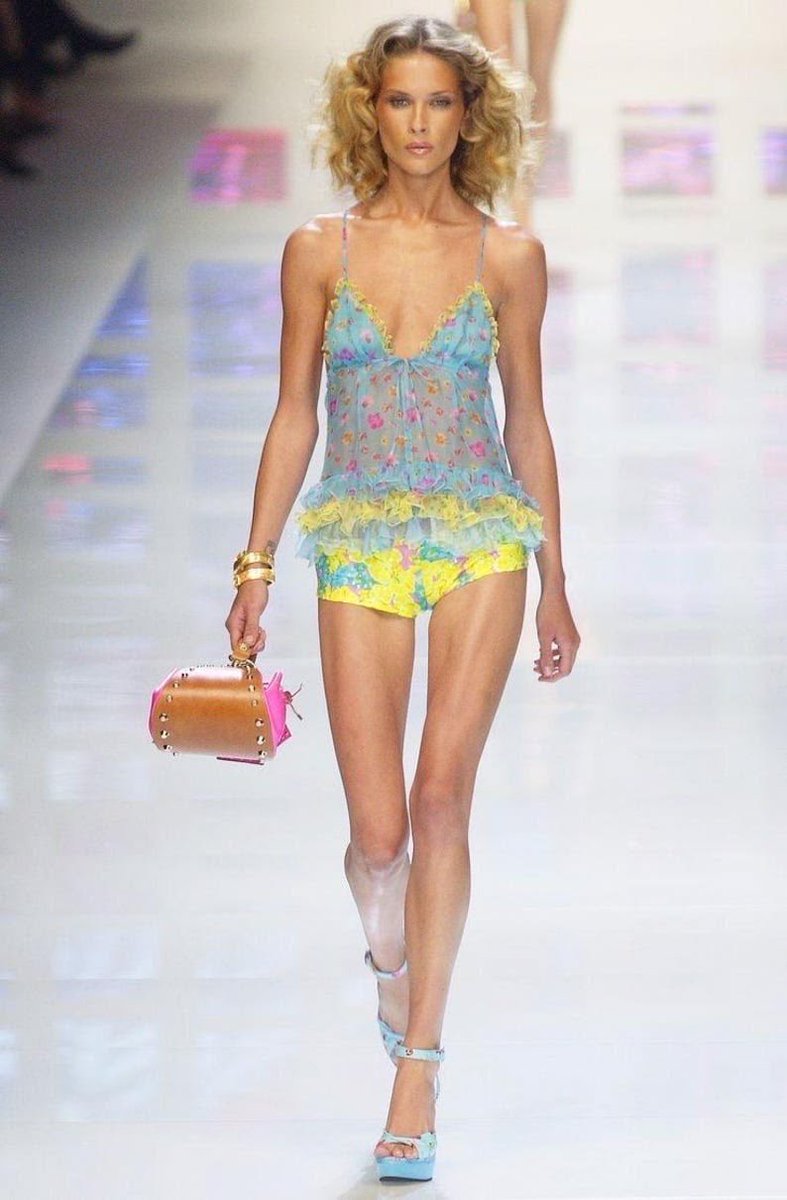 kiio877's tweet photo. Versace 2004 ss
직관적 여름 https://t.co/4A7Nk1Pvr9