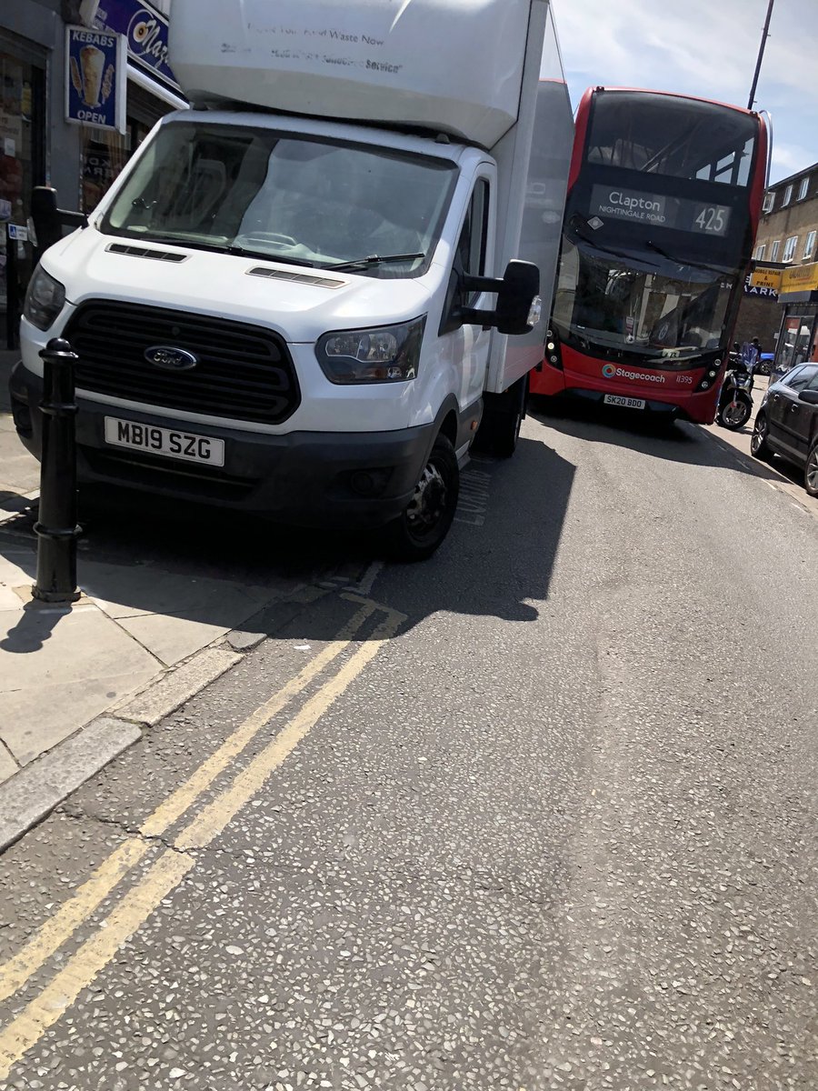 domesticcodess's tweet photo. Stuck at Wells St (one way system whilst some arsehole has gone to lunch @hackneycouncil Parking needs to be further restricted at this junction. https://t.co/P6g02Z4Uut