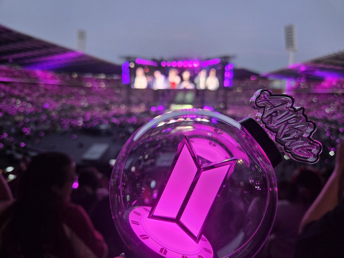 Ennelle28's tweet photo. Partir seule pour Bruxelles avec appréhension, revenir le cœur plein de gratitude, mes sachets de freebies maison vidés, des cadeaux et des PCs reçus, et de nouvelles copines ARMY avec la promesse de vivre plein de choses ensemble 💜

J'aime tellement notre famille violette 💜 https://t.co/j2UlZtoSYO