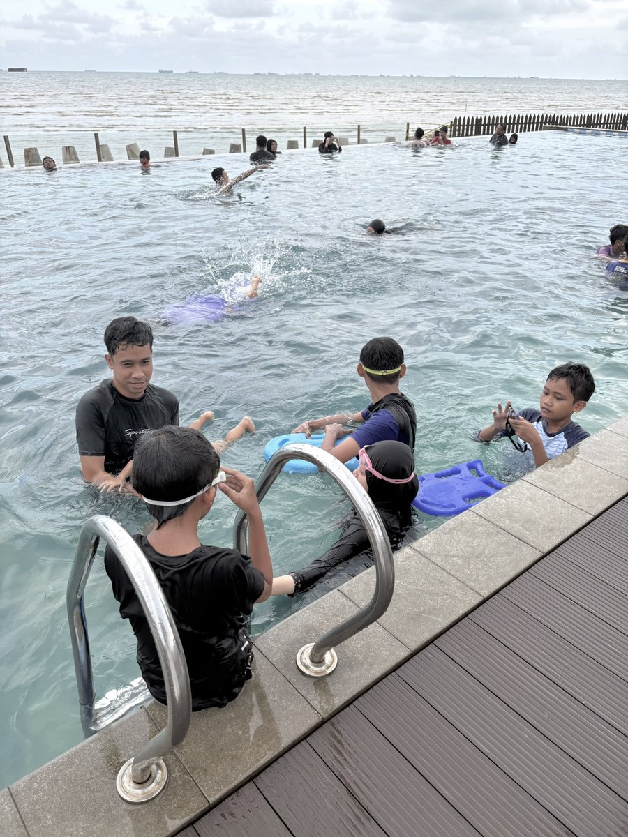 hanifahnoor's tweet photo. bilal seneng banget berenang sama kaka2 nya 🤍 https://t.co/o2jQlD8W2r