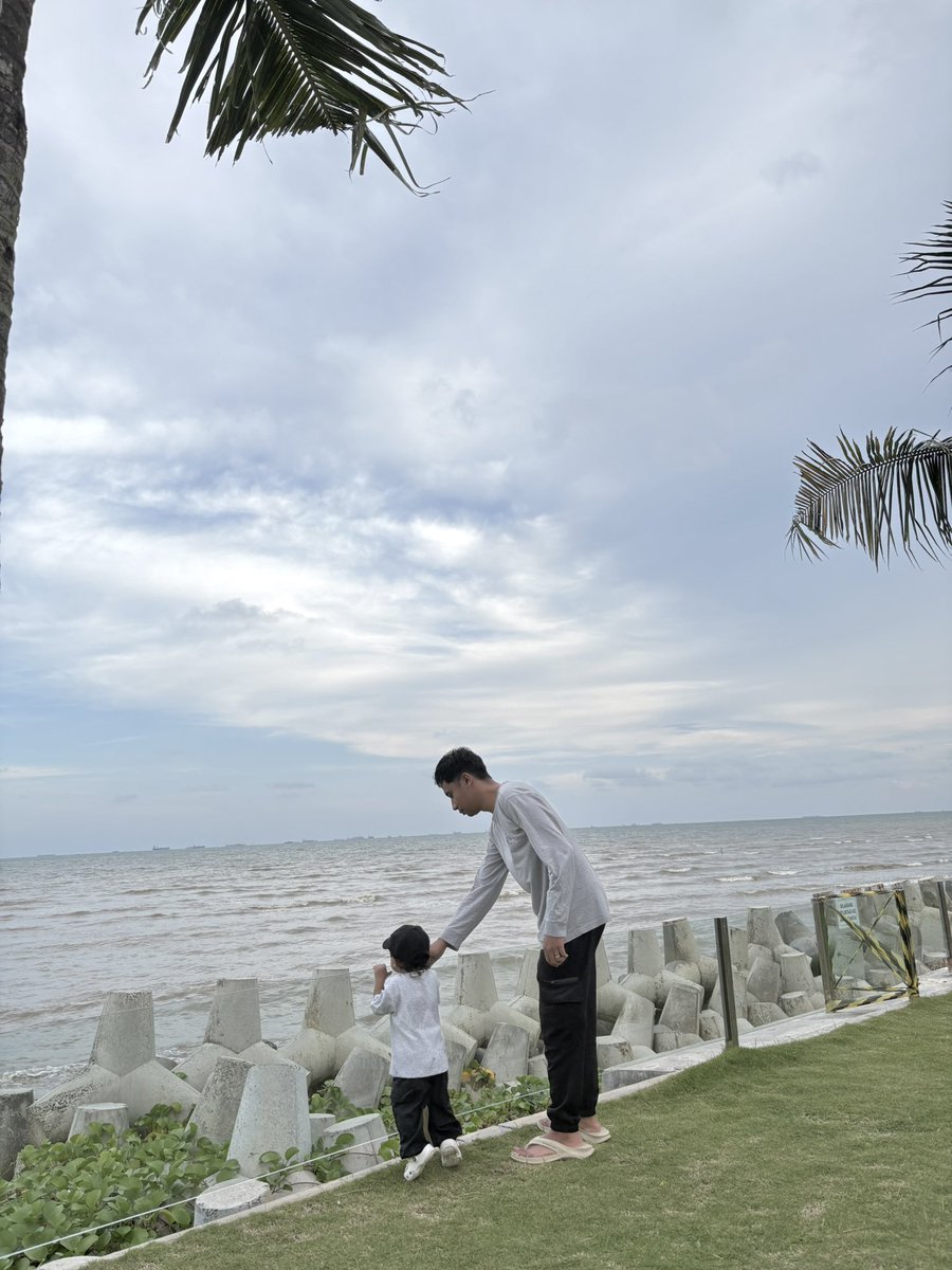 hanifahnoor's tweet photo. bilal seneng banget berenang sama kaka2 nya 🤍 https://t.co/o2jQlD8W2r