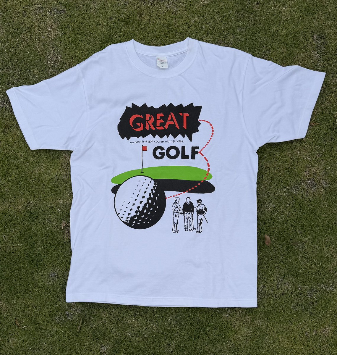 akitokatayose's tweet photo. GREAT3 「玉突き」＆「GOLF」限定Tシャツ・オーダー受付のお知らせです。

先日のライブで完売した🙏この2曲をテーマにしたTシャツの受注生産を、今から7月10日いっぱいまで受付いたします。長袖verもありますよ。
（受注サイトへのリンクはリプライに貼っておきます）

「玉突き」は花井祐介、「GOLF」は我喜屋位瑳務のデザイン。両画伯による渾身の作品を胸に、この夏を迎えましょう！🏝️

GREAT3 30周年記念ブックもまだ在庫あります。現メンバー３人のサイン入りも何冊か用意して、ランダムに送りますので届いたら当たりです🎯こちらも併せてぜひ。

またプロモーション・アナログ盤もあと5枚くらい出せそう（Without OnionとSitioLPです。たぶんこれでラスト在庫かも…）なので、オーダーくださった皆様から抽選でお譲りしようと思っています🎁詳しくはまたあらためて…。