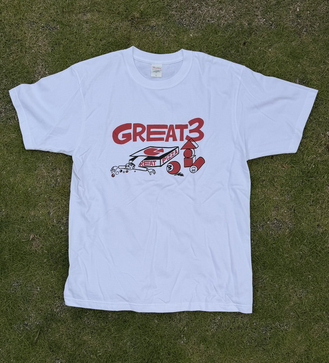 akitokatayose's tweet photo. GREAT3 「玉突き」＆「GOLF」限定Tシャツ・オーダー受付のお知らせです。

先日のライブで完売した🙏この2曲をテーマにしたTシャツの受注生産を、今から7月10日いっぱいまで受付いたします。長袖verもありますよ。
（受注サイトへのリンクはリプライに貼っておきます）

「玉突き」は花井祐介、「GOLF」は我喜屋位瑳務のデザイン。両画伯による渾身の作品を胸に、この夏を迎えましょう！🏝️

GREAT3 30周年記念ブックもまだ在庫あります。現メンバー３人のサイン入りも何冊か用意して、ランダムに送りますので届いたら当たりです🎯こちらも併せてぜひ。

またプロモーション・アナログ盤もあと5枚くらい出せそう（Without OnionとSitioLPです。たぶんこれでラスト在庫かも…）なので、オーダーくださった皆様から抽選でお譲りしようと思っています🎁詳しくはまたあらためて…。